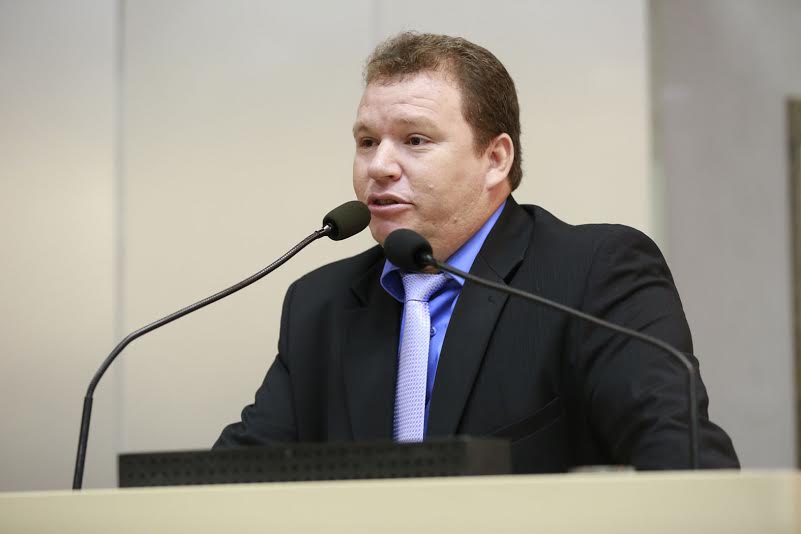 DEPUTADOS SOLICITAM DO GOVERNO VIGILANTES PARA AS ESCOLAS.